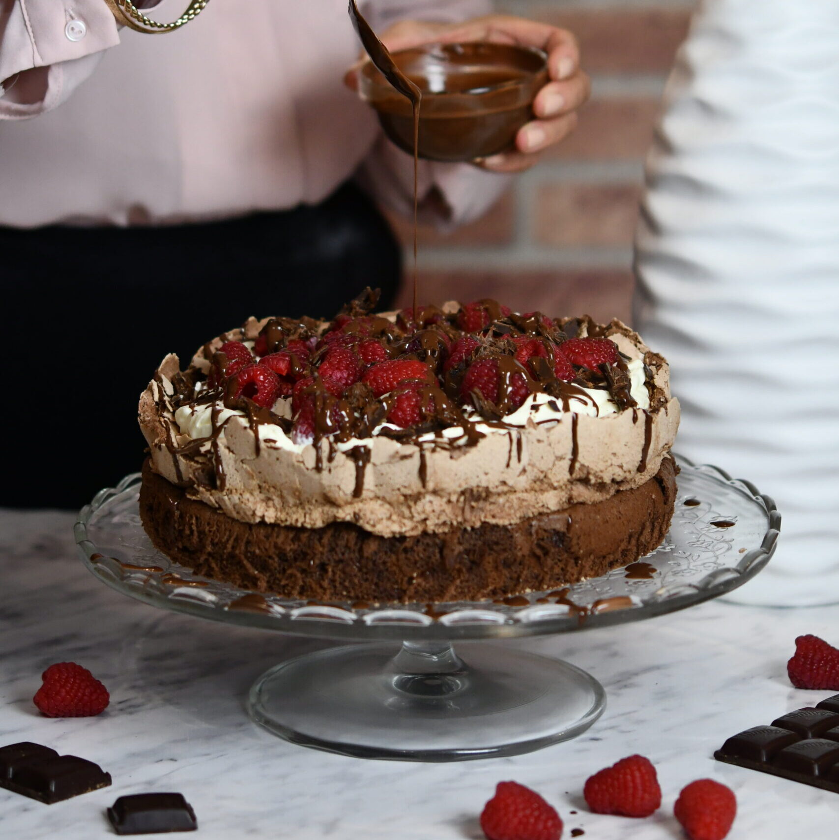 Chocolate Meringue Cake with Cream and Raspberries | Klysa